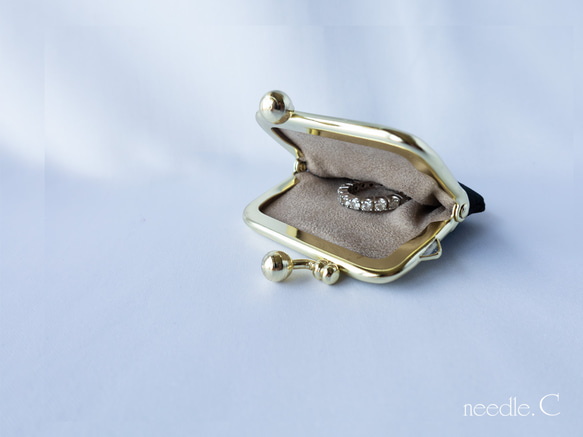 大人な蜂柄刺繍　リングケース　ブラック　カンボジアシルク　お守りジュエリーケース　がま口　ミニアクセサリーケース　 3枚目の画像