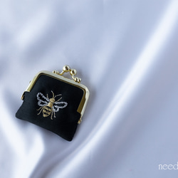 大人な蜂柄刺繍　リングケース　ブラック　カンボジアシルク　お守りジュエリーケース　がま口　ミニアクセサリーケース　 2枚目の画像