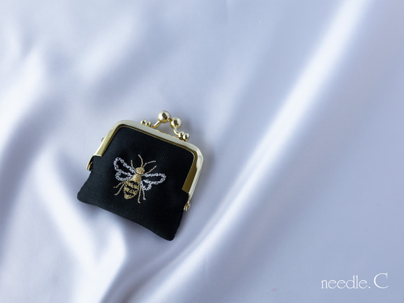 大人な蜂柄刺繍　リングケース　ブラック　カンボジアシルク　お守りジュエリーケース　がま口　ミニアクセサリーケース　 2枚目の画像