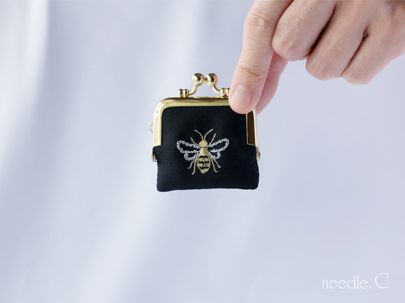 大人な蜂柄刺繍　リングケース　ブラック　カンボジアシルク　お守りジュエリーケース　がま口　ミニアクセサリーケース　 1枚目の画像