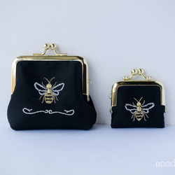 大人な蜂柄刺繍　リングケース　ブラック　カンボジアシルク　お守りジュエリーケース　がま口　ミニアクセサリーケース　 6枚目の画像