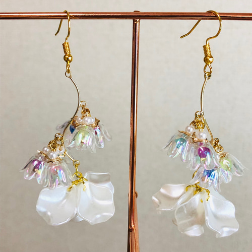 虹色鈴蘭ピアス ハンドメイド 大ぶりピアス フェミニン フラワー