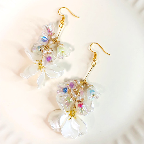 虹色鈴蘭ピアス ハンドメイド 大ぶりピアス フェミニン フラワー