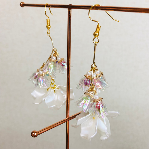 虹色鈴蘭ピアス ハンドメイド 大ぶりピアス フェミニン フラワー