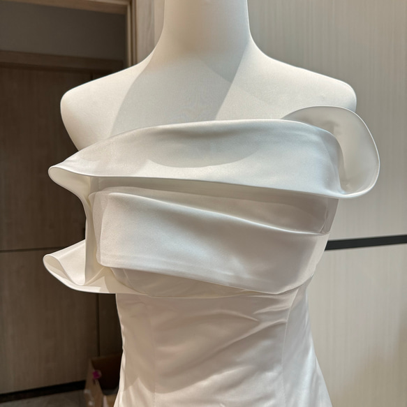 華やかなトレーン　オフショルダー　カラードレス　立体的　編み上げ　お色直し　オーダー可能ウェディングドレス　結婚式/二次 6枚目の画像