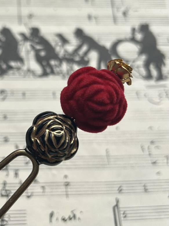 ビンテージ素材のドラマティックな薔薇の玉かんざし「ローズ・コンチェルト」 1枚目の画像
