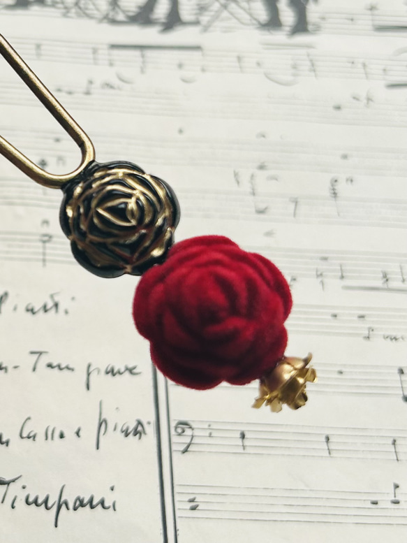 ビンテージ素材のドラマティックな薔薇の玉かんざし「ローズ・コンチェルト」 2枚目の画像