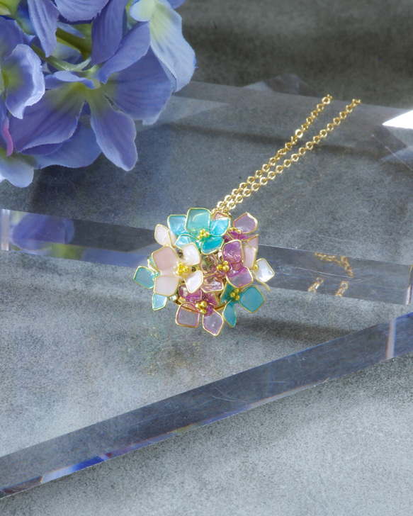 ≪リニューアル≫丸みのキュートな紫陽花ネックレス 2枚目の画像