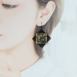 チェコガラスボタン　二輪のお花スクエアボタンのピアス 3枚目の画像