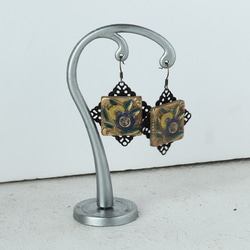 チェコガラスボタン　二輪のお花スクエアボタンのピアス 4枚目の画像