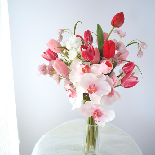 ご予約商品】胡蝶蘭とチューリップのクラッチブーケ ブーケ Stella