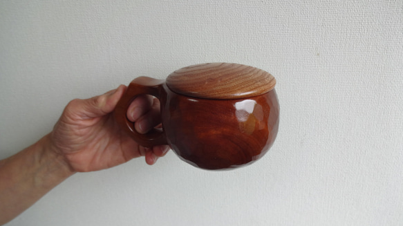 シュリ桜の一木彫りコーヒーカップ　ふた付き　 1枚目の画像