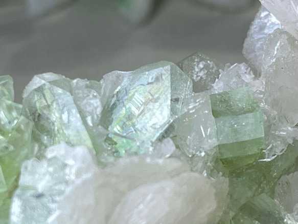 天使の水晶✨   レインボー　グリーンアポフィライト　原石　クラスター　魚眼石 3枚目の画像