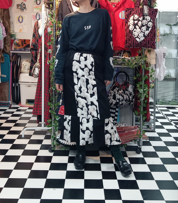 ビションフリーゼ　犬柄×ブラックミックス　裾プリーツスカート 2枚目の画像