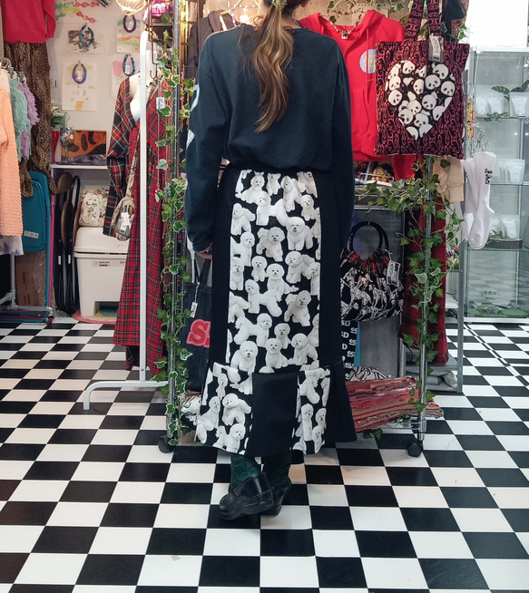 ビションフリーゼ　犬柄×ブラックミックス　裾プリーツスカート 5枚目の画像
