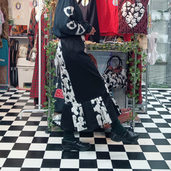 ビションフリーゼ　犬柄×ブラックミックス　裾プリーツスカート 4枚目の画像