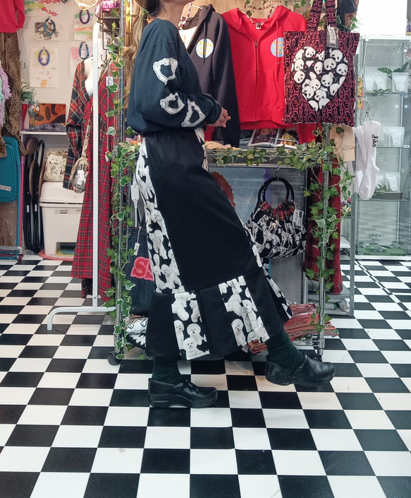 ビションフリーゼ　犬柄×ブラックミックス　裾プリーツスカート 4枚目の画像