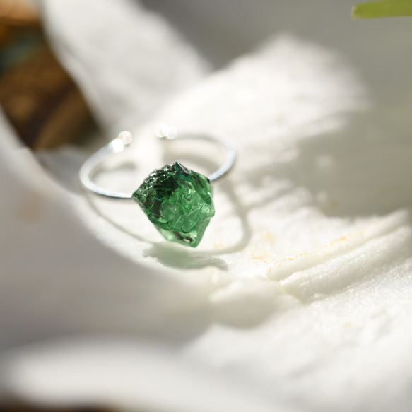 【005 Fairy Tale Collection】 ツァボライト 鉱物原石 SV925ピンキーリング 指輪 天然石 3枚目の画像