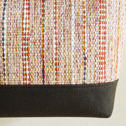 ミックスツイード調手織り布のバケツトート（ピンク） 4枚目の画像