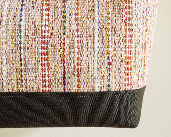 ミックスツイード調手織り布のバケツトート（ピンク） 4枚目の画像
