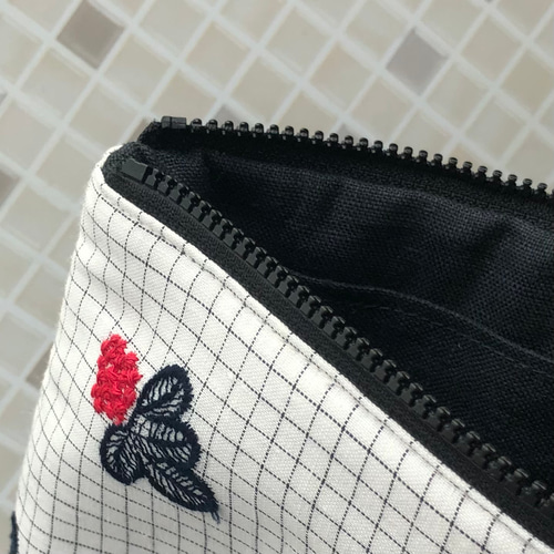 ライト コスメ ポーチ 16 ホワイト ミナペルホネン の刺繍生地