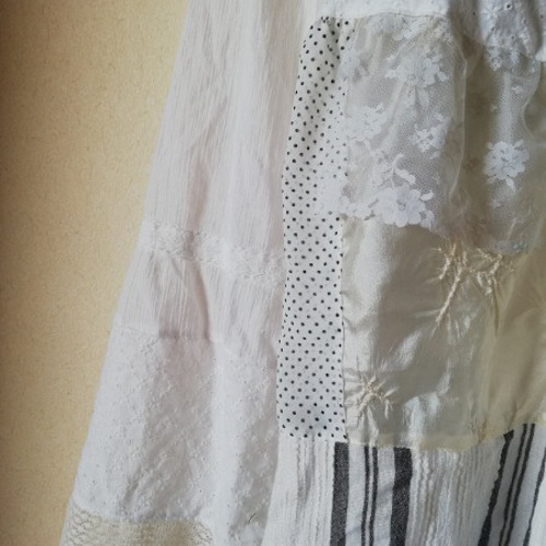 白・オフホワイト多めの、つぎはきロングスカート 透け感のある  