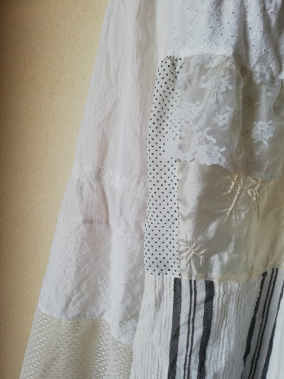 白・オフホワイト多めの、つぎはきロングスカート　透け感のある、ひらりギャザースカート　★ウエストフリー 4枚目の画像
