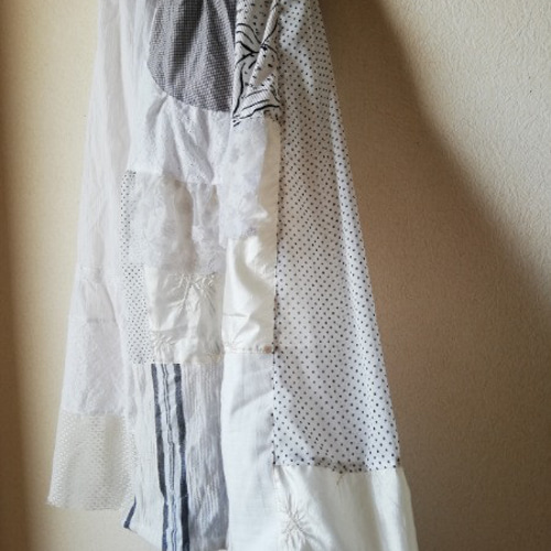 白・オフホワイト多めの、つぎはきロングスカート 透け感のある  