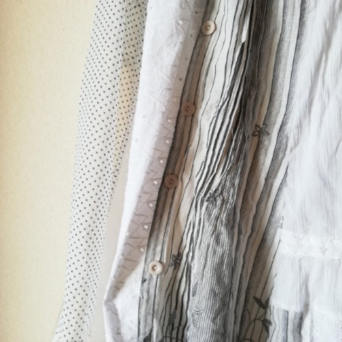 白・オフホワイト多めの、つぎはきロングスカート 透け感のある  