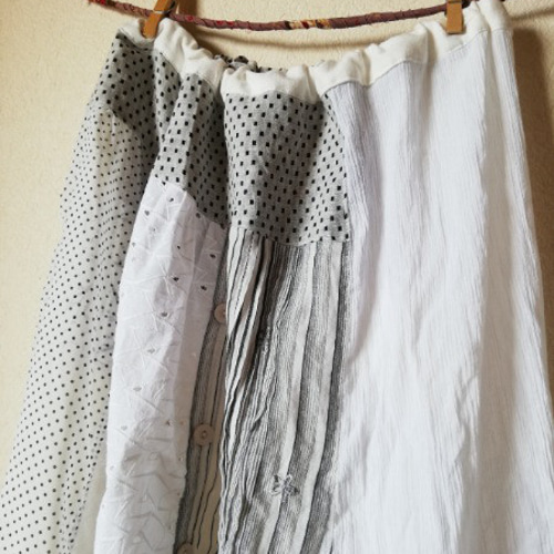 白・オフホワイト多めの、つぎはきロングスカート 透け感のある  