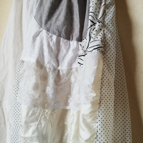 白・オフホワイト多めのロングスカート 透け感のある、ひらりギャザー  