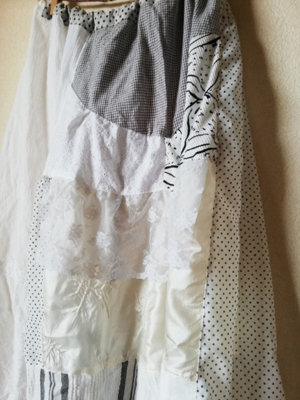 白・オフホワイト多めの、つぎはきロングスカート　透け感のある、ひらりギャザースカート　★ウエストフリー 7枚目の画像
