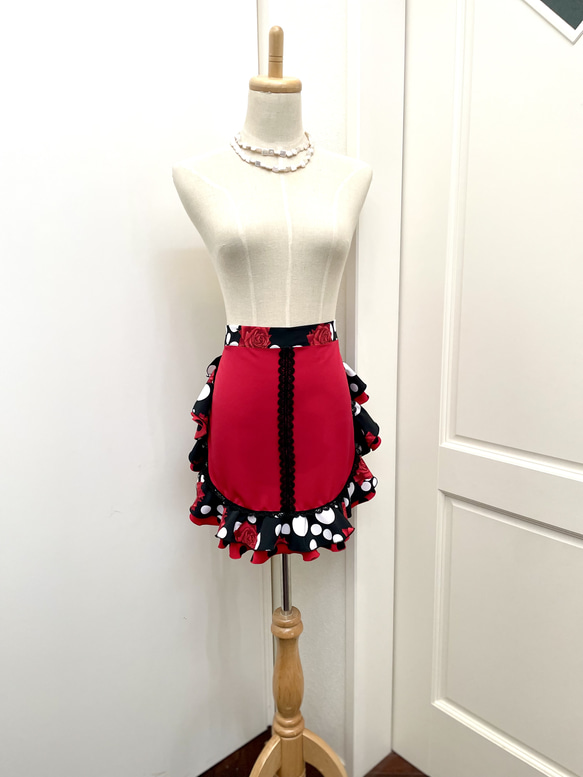 フラメンコ衣装　エプロン　赤黒×バラ 1枚目の画像
