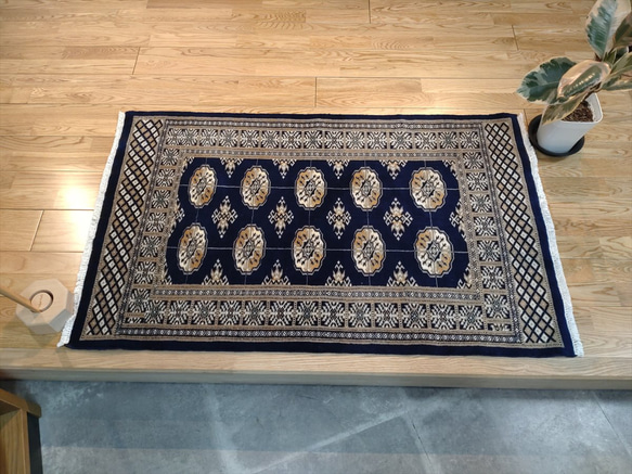 目玉品：新規入荷】パキスタン絨毯 ハイクオリティ マット大　126x78cm　ボハラデザイン　ネイビー 1枚目の画像