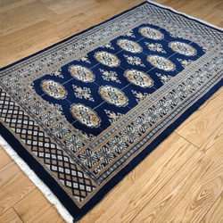 目玉品：新規入荷】パキスタン絨毯 ハイクオリティ マット大　126x78cm　ボハラデザイン　ネイビー 7枚目の画像