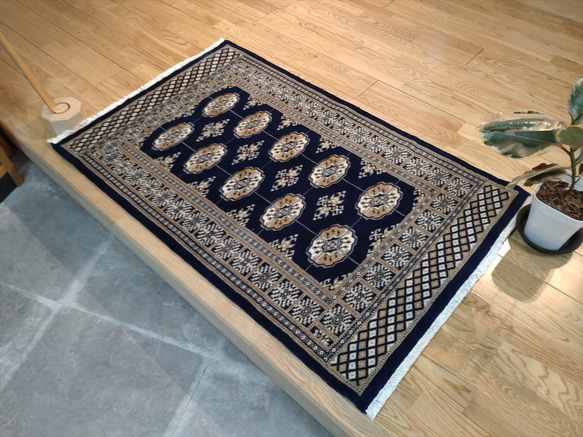 目玉品：新規入荷】パキスタン絨毯 ハイクオリティ マット大　126x78cm　ボハラデザイン　ネイビー 2枚目の画像
