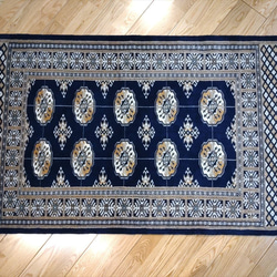 目玉品：新規入荷】パキスタン絨毯 ハイクオリティ マット大　126x78cm　ボハラデザイン　ネイビー 3枚目の画像