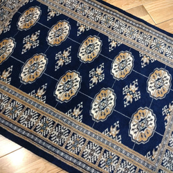 目玉品：新規入荷】パキスタン絨毯 ハイクオリティ マット大　126x78cm　ボハラデザイン　ネイビー 8枚目の画像