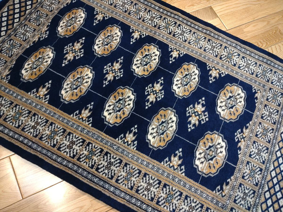 目玉品：新規入荷】パキスタン絨毯 ハイクオリティ マット大　126x78cm　ボハラデザイン　ネイビー 8枚目の画像