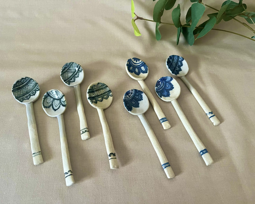 美しいデザインの陶器の器セット 5個とスプーン5本付き 287372set.jpg