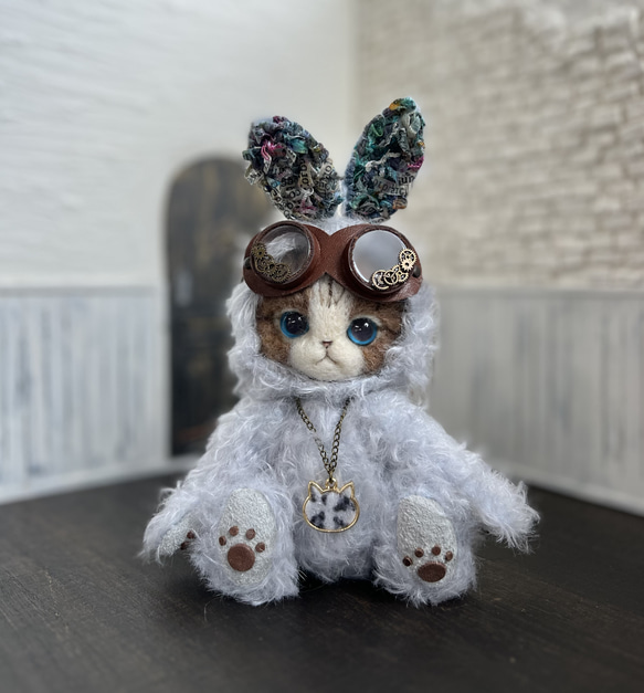 ク*。様 フェルトちゃん　キグルミうさを葉に乗せて うさぎの着ぐるみを着たごーぐるにゃんこ(シルバーブルー) テディベア