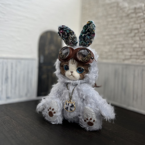 うさぎの着ぐるみを着たごーぐるにゃんこ(シルバーブルー) テディベア