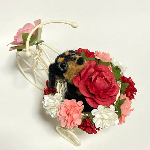 ダックスフントと花かご 羊毛フェルト ミニチュアダックスフント ☆ 母の日 花かご