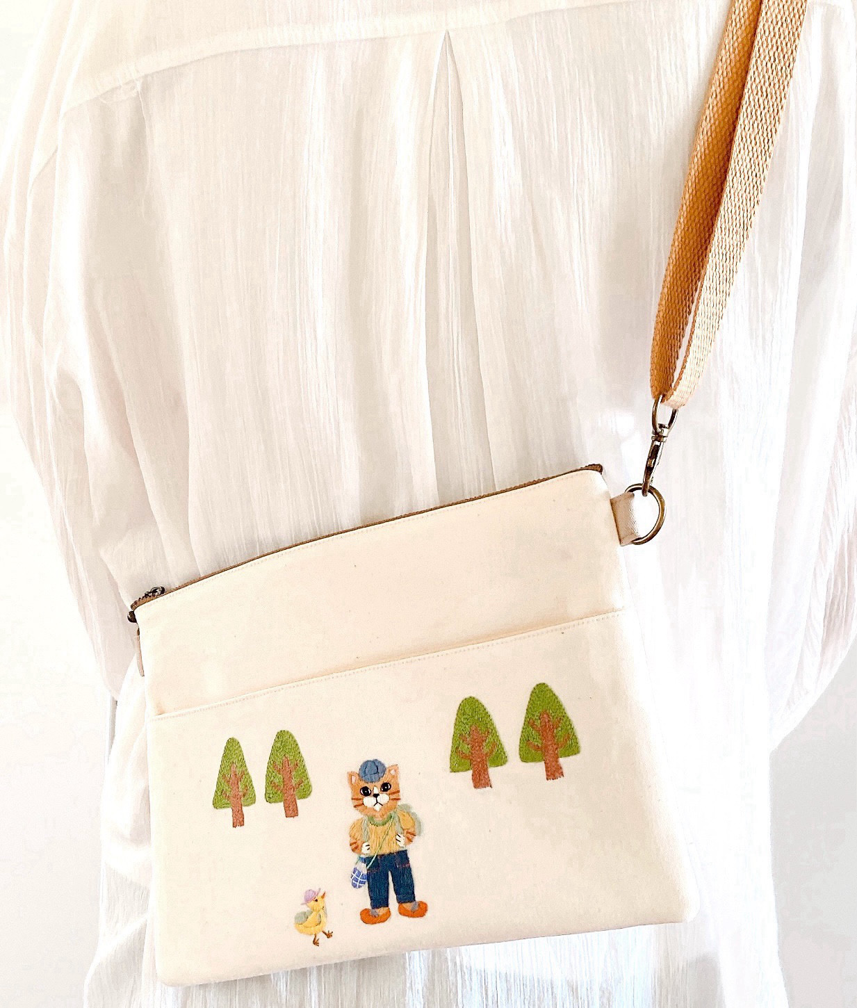 刺繍　2wayポーチ&サコッシュ＊ハイキングねこちゃん三角木の下（無料ラッピング）