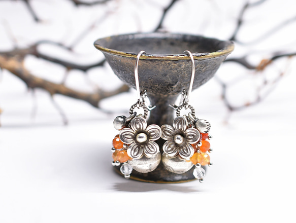鐘和花凱倫銀、重紅玉髓、石英、印度銀鐘形耳環 第1張的照片