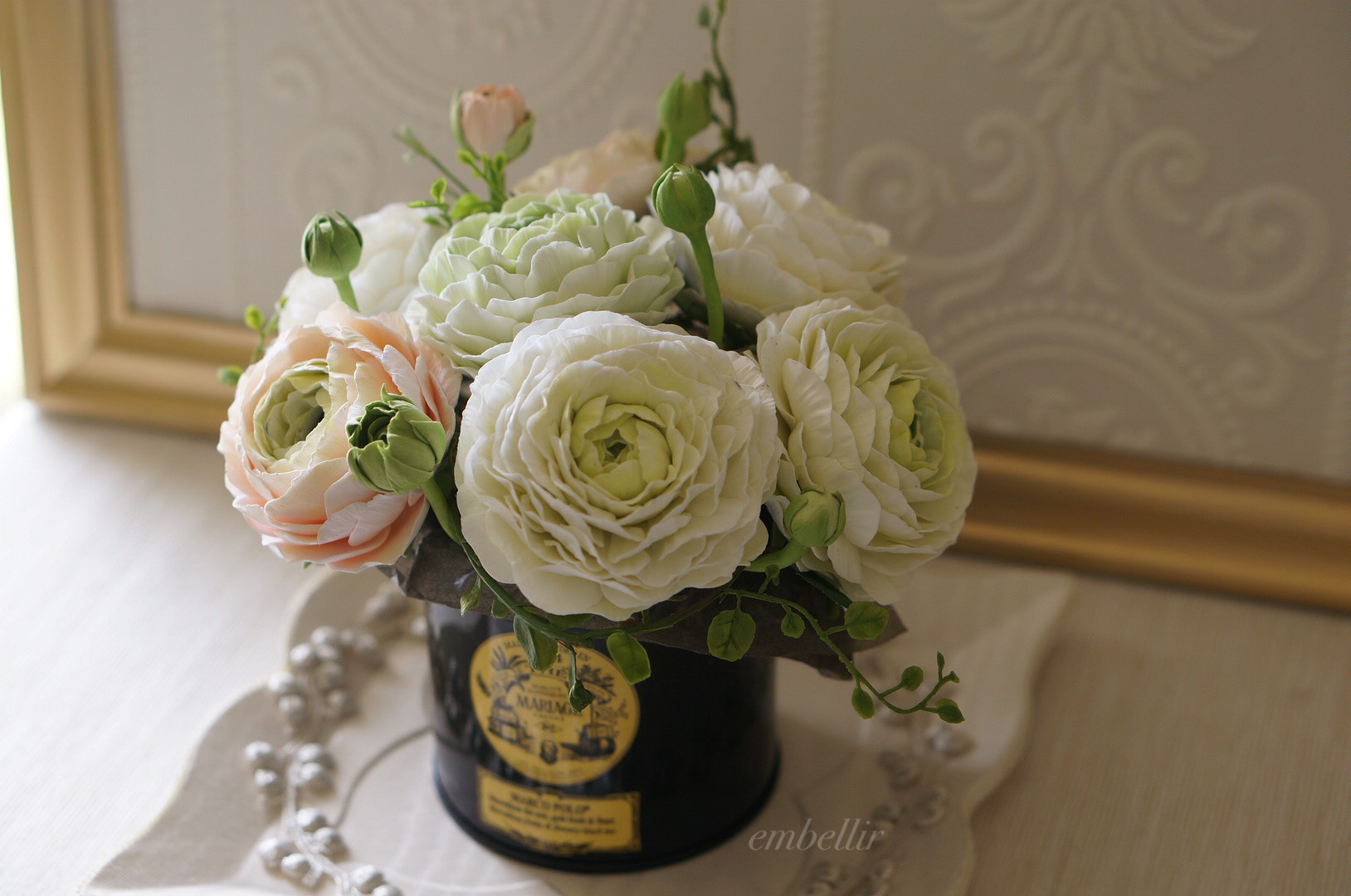 【母の日】おくりものに　春のお花ラナンキュラスたっぷりの紅茶缶アレンジ