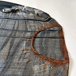 伝統技法の板締め染色を取り入れた綿麻ホールガーメントニット～にじみのあるチャコールグレイと衿周りの柿渋染めがポイントです 8枚目の画像