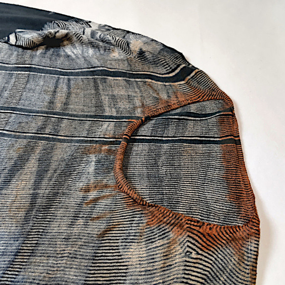 伝統技法の板締め染色を取り入れた綿麻ホールガーメントニット～にじみのあるチャコールグレイと衿周りの柿渋染めがポイントです 8枚目の画像