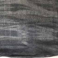 伝統技法の板締め染色を取り入れた綿麻ホールガーメントニット～にじみのあるチャコールグレイと衿周りの柿渋染めがポイントです 10枚目の画像
