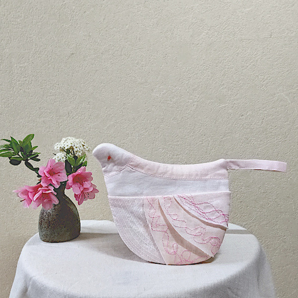淡いピンク色を重ねた鳥さん鍋つかみ～刺しゅうを施しています 1枚目の画像